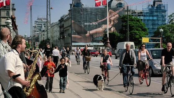 Kopenhagen ist die Europäische Umwelthauptstadt 2014 und zu seinen Fahrradfahrern besonders gut: Die 35 Prozent der Bürger, die mit dem Rad zur Arbeit fahren, können sich auf Grüne Wellen verlassen. Neben den LEDs im Boden signalisieren Leuchttafeln auf der Strecke, in wieviel Sekunden die nächste Ampel umspringt. 