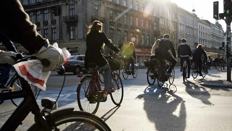 Neue Sensoren im Radweg erkennen, wenn sich eine Gruppe Fahrradfahrer nähert. Die Ampel bleibt dann eine Weile länger grün. 