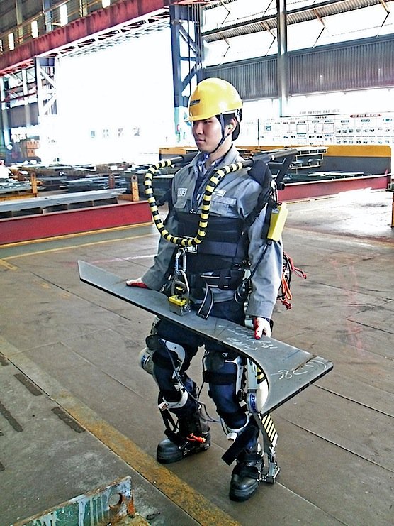 Daewoo zählt zu den größten Schiffbauern der Welt und baut derzeit in der südkoreanischen Werft zehn Containerschiffe im Wert von 1,9 Milliarden US-Dollar. Die Exoskelette sollen die Effizienz der Produktion ankurbeln. 