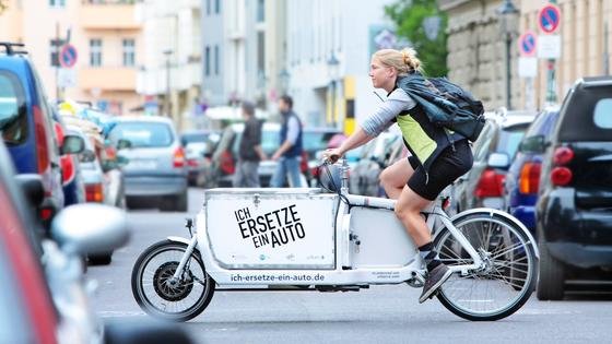 Lastenrad in Berlin: Elektrische Lastenräder könnten in Großstädten die Hälfte aller Warentransporte und sogar bis zu 85 Prozent aller Autokurierfahrten übernehmen, so das Ergebnis neuer Studien und Testreihen.