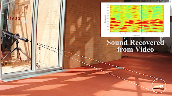 Selbst schalldichtes Glas kann das visuelle Mikrophon nicht aufhalten: Die Hochgeschwindigkeitskameras filmen die Vibrationen der Chipstüte, ein Algorithmus übersetzt sie in ein Frequenzspektrum. Daraus lassen sich dann gesprochene Sätze und Musik rekonstruieren. 