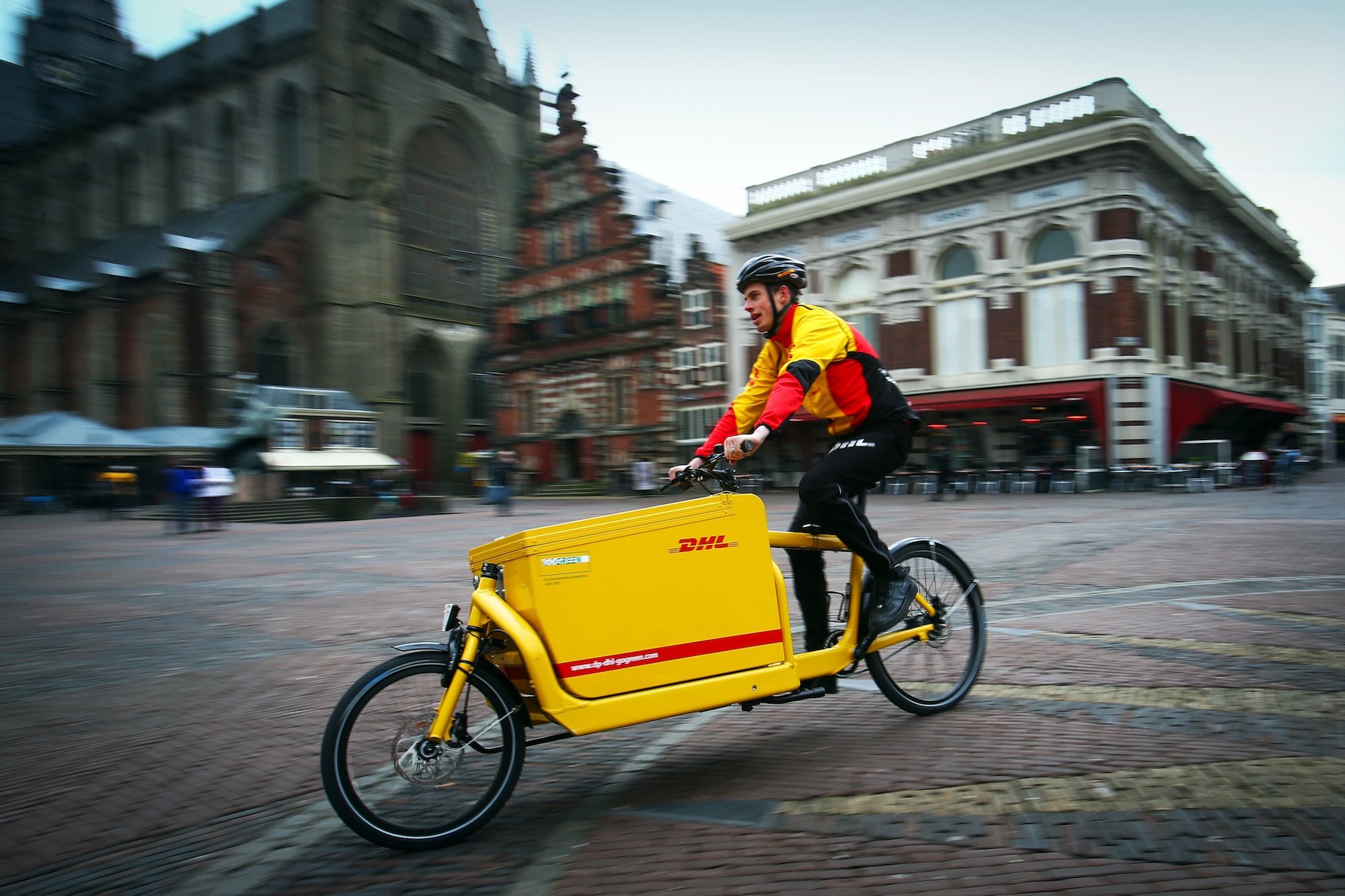 DHL-Lastenrad in Haarlem in den Niederlanden: In vielen Städten Europas übernehmen Lastenräder bereits wichtige Transportdienste. DHL Express testet Lastenräder auch in Städten wie Athen, Luxemburg, Wien und Mailand.