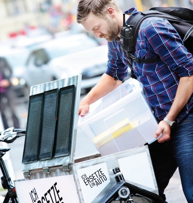 Beladen eines Lastenrades: Die zusätzlich mit einem Elektromotor ausgerüsteten Lastenräder können 100 kg zuladen und haben eine Reichweite von bis zu 90 Kilometern.