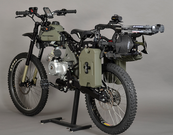 Bei der Apokalypse besonders wichtig: Ersatztank, Schaufel, Axt und iPhone-Halter. Verbrauchen soll das Survival Bike übrigens nur zwischen zwei und drei Litern Benzin auf 100 Kilometer.