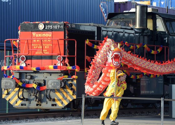 Der "Yuxinou"-Zug fährt am 29. März 2014 während des Besuches von Chinas Präsident Xi in den Duisburger Hafen ein: Seit dem 11. August transportiert er nicht nur Autozubehör, sondern auch in Deutschland gebaute Autos. Sie reisen dann in Containern den mehr als 10.000 Kilometer langen Weg bis ins Reich der Mitte. 