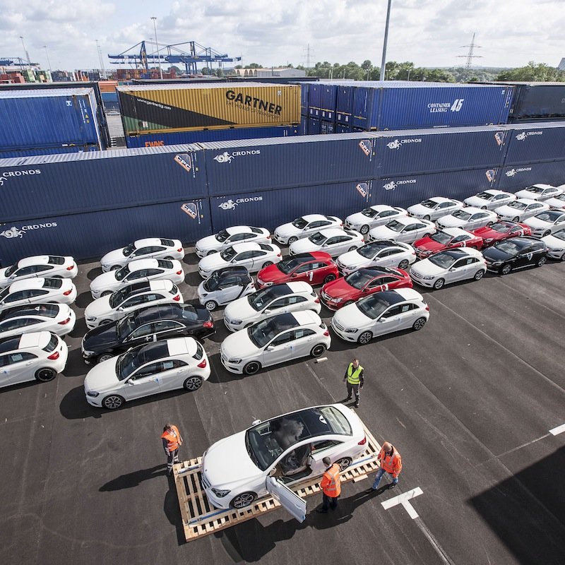 82 Neuwagen werden auf dem Duisburger Logport in den Containern für den Zug nach China „eingeparkt