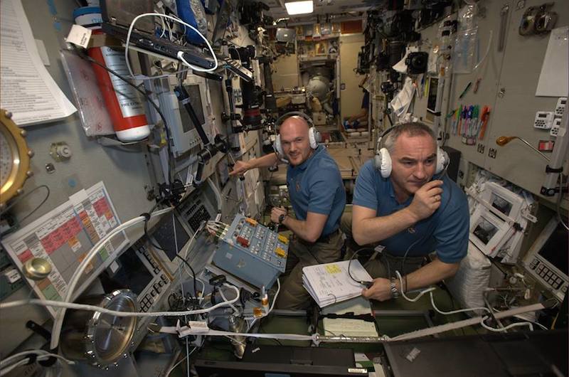 Alexander Gerst begrüßt den Raumfrachter nach geglücktem Andockmanöver: „Herzlich Willkommen, ATV Georges Lemaître, unser neuestes ISS-Familienmitglied!“ Im Hintergrund ist die noch geschlossene Klappe des Raumfrachters zu sehen. 