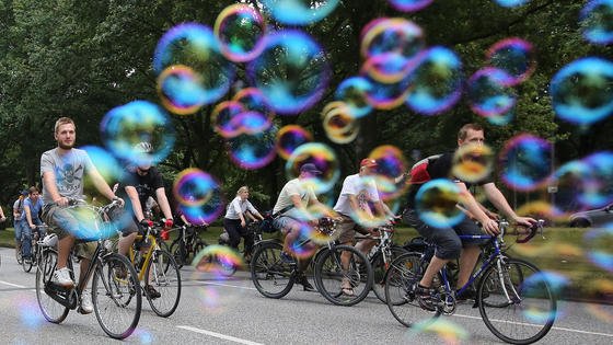 Viel unbeschwerter könnten Radfahrer in Zukunft durch die Gegend düsen, wenn ihnen die automatische Gangschaltung Schaltarbeit abnimmt. Die Verbindung zur Fahrradnabenschaltung oder Kettenschaltung wird über einen kurzen Schaltzug hergestellt.