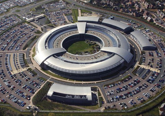 Hauptquartier des Government Communications Headquarters (GCHQ) im englischen Cheltenham: Die Geheimdienste fünf westlicher Staaten unter Führung der USA verwenden nach einem Bericht des Fachportals heise online umfassend Werkzeuge und Angriffsmethoden, die sonst im Internet von Cyberkriminellen eingesetzt werden.