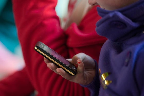 Schüler mit einem Smartphone auf dem Schulhof: Oft ignorieren Schüler lästige Anrufe der Eltern. Jetzt gibt es eine Software, die das Handy der Schüler sperrt, wenn sie Anrufe ignorieren. Das Passwort zum Entsperren kennt nur die Mutter.