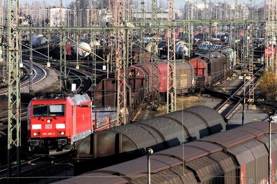 Güterzüge im Rangierbahnhof Seelze bei Hannover: Forscher arbeiten in einem große EU-Projekt an Sensorsystemen, die die Zusammensetzung von Zügen drahtlosen erfassen. Bislang erfolgt das über Kabelsysteme, die aber störanfällig sind.