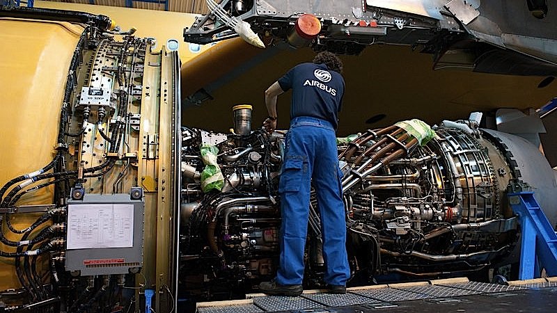 Ein Airbus-Arbeiter installiert das Triebwerk des neuen Jets A330. Auf die Maschine bietet der Flugzeugbauer Fluggesellschaften derzeit einen Preisnachlass von 25 Prozent. 