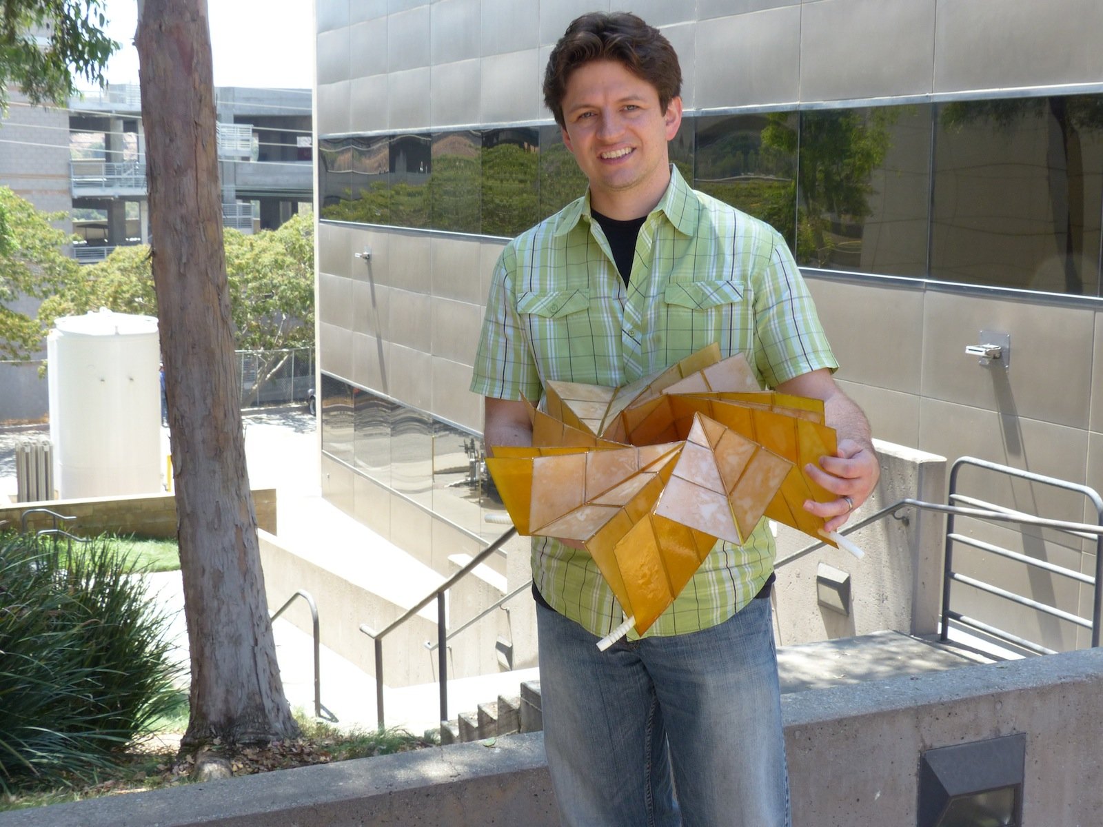 NASA-Forscher Brian Trease hat die Papierfalttechniken aus der alten japanischen Origami-Kunst mit Hilfe von Kollegen auf das steifere Material der Solarzellen übertragen.