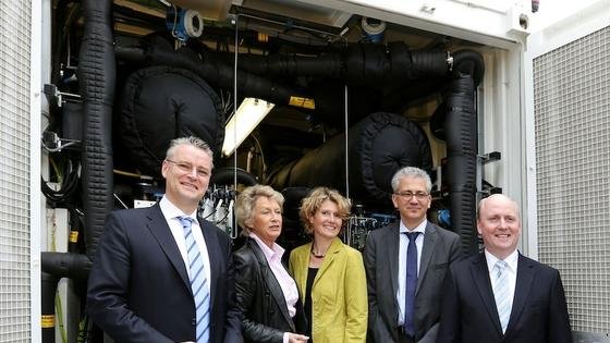 Eröffnung der Strom-zu-Gas Anlage in Frankfurt: Inmitten der Mainova-Mitarbeiter stehen Hessens Wirtschaftsminister Tarek Al-Wazir (Zweiter von rechts) und seine rheinland-pfälzische Amtskollegin Eveline Lemke. 