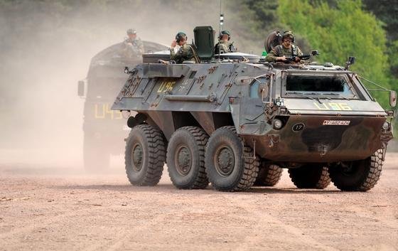 Der Fuchs Radpanzer besteht aus einer geschweißten Panzerwanne mit einem Kriechtunnel. Als Schutz vor ABC-Waffen ist zudem eine Belüftungsanlage installiert. 