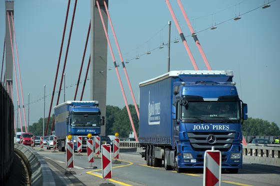 Schwere Lastwagen fahren täglich über die die Rheinbrücke der Autobahn 1 zwischen Leverkusen und Köln. Bis zu 1000 Lkw-Fahrer täglich missachten nach Polizeiangaben das Fahrverbot. Die Brücke ist so marode, dass jetzt die Betonwände links und rechts der Fahrbahn abgebaut werden, um die Brücke 500 Tonnen leichter zu machen.