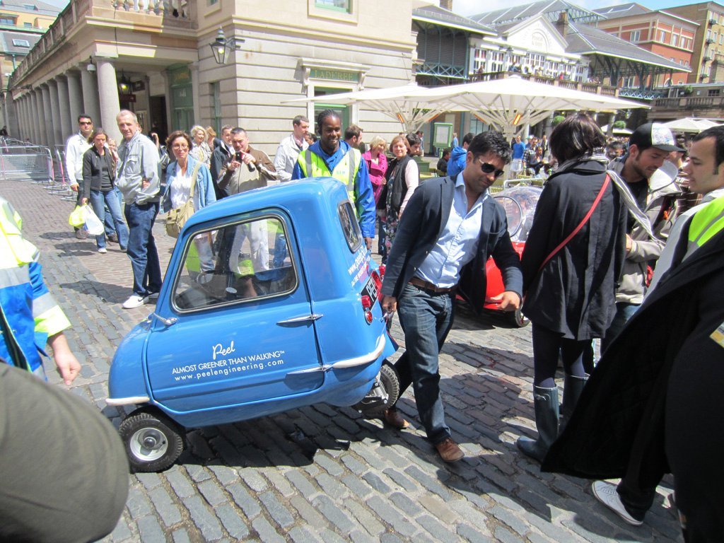 Der Peel P50 ist so klein und so leicht, dass man ihn per Hand zur Seite ziehen kann, wenn er im Weg steht. Sehr praktisch.