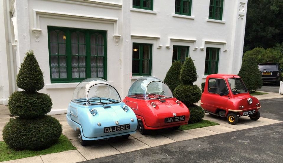 Den Peel gibt es in zwei Versionen: als Einsitzer P50 und den Zweisitzer Trident. Und wer in das Auto vernarrt ist, der stellt sich gleich drei Modelle in den Vorgarten. Platz ist ja genug da.