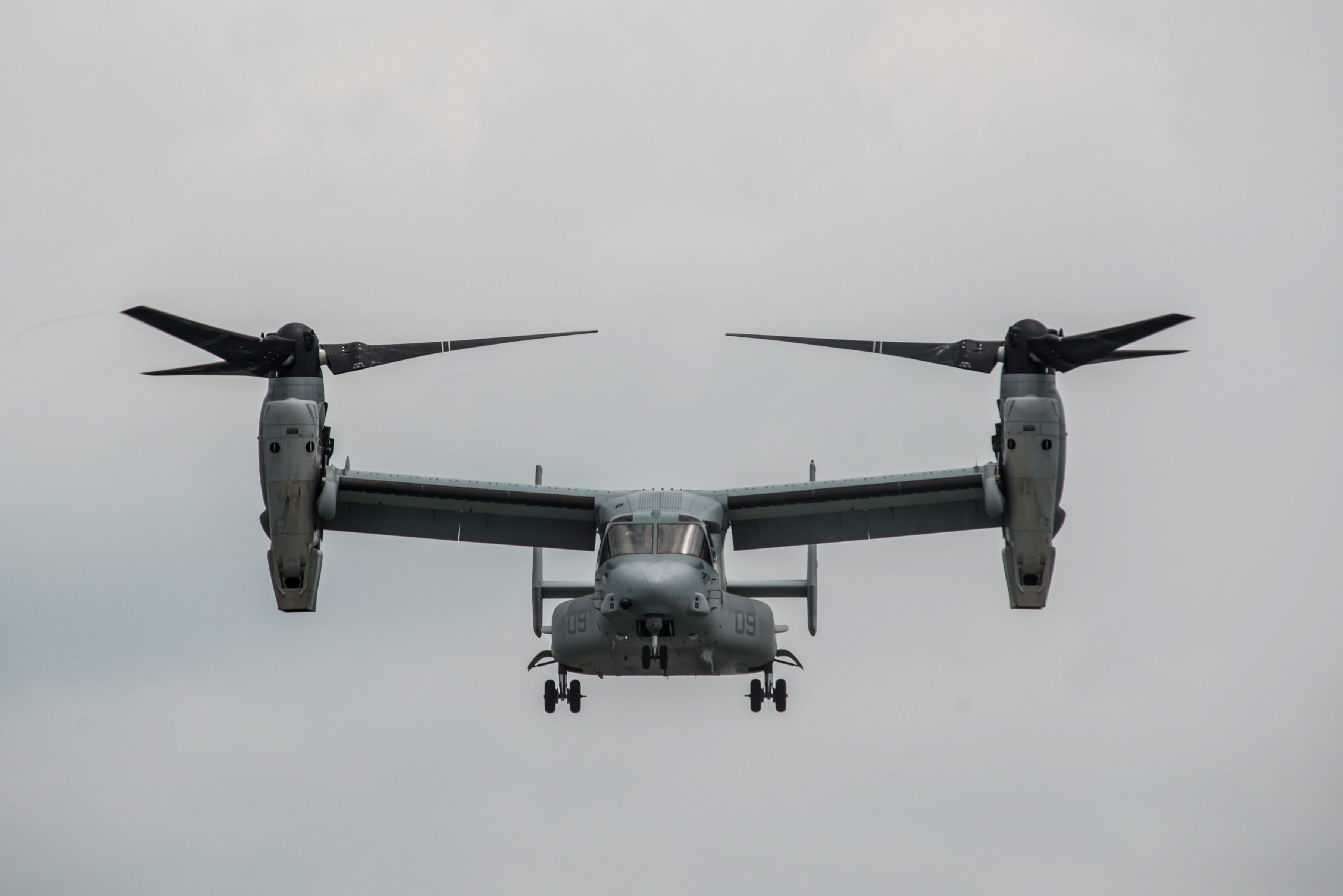 Die Bell Boeing MV-22B Osprey bei der Singapore Airshow im Februar 2014. Die US Army benutzt den Kippflügler, um Soldaten und Ausrüstung über längere Strecken schnell zu befördern.