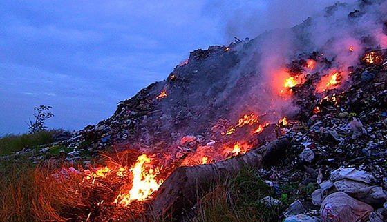 Offenes Müllfeuer auf den Philippinen.