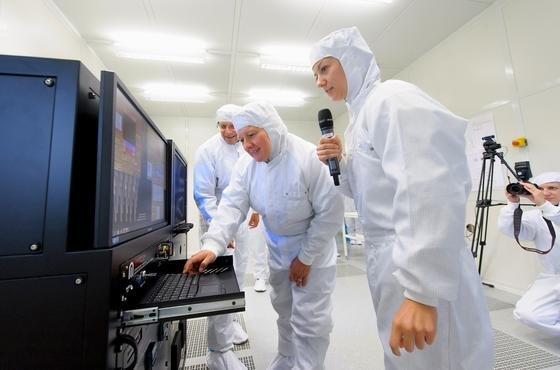 NRW-Wissenschaftsministerin Svenja Schulze (m.) startet die Graphenanlage der Uni Duisburg-Essen, unterstützt von Prof. Gerd Bacher (h.) und Wissenschaftlerin Bilge Bekdüz (v.).