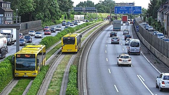 Spurbussystem in Essen: Ähnlich wie Straßenbahnen fahren die Busse in speziellen Betonspuren – unabhängig vom Straßenverkehr. Ab 2015 könnte dem einstigen Verkehrs-Hoffnungsträger der Essener das Ende drohen. 