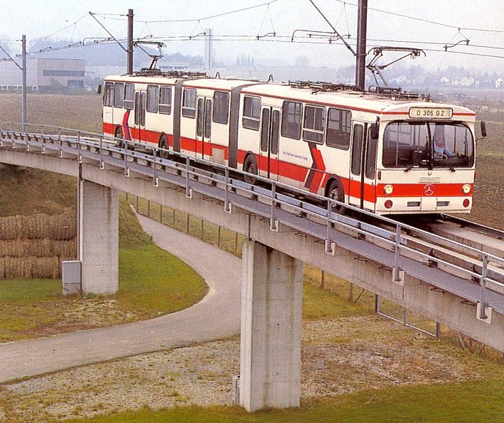 Selbst auf Hochtrassen erprobte Mercedes das Spurbuskonzept.