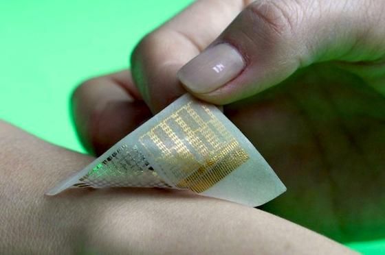 Hauchdünn und multifunktionell: Das neue E-Pflaster, das koreanische Forscher entwickelt haben, verfügt über Sensoren, die Körpferfunktionen überwachen, und ein Medikamenten-Depot, das bei Bedarf Wirkstoffe an die Haut abgeben kann.