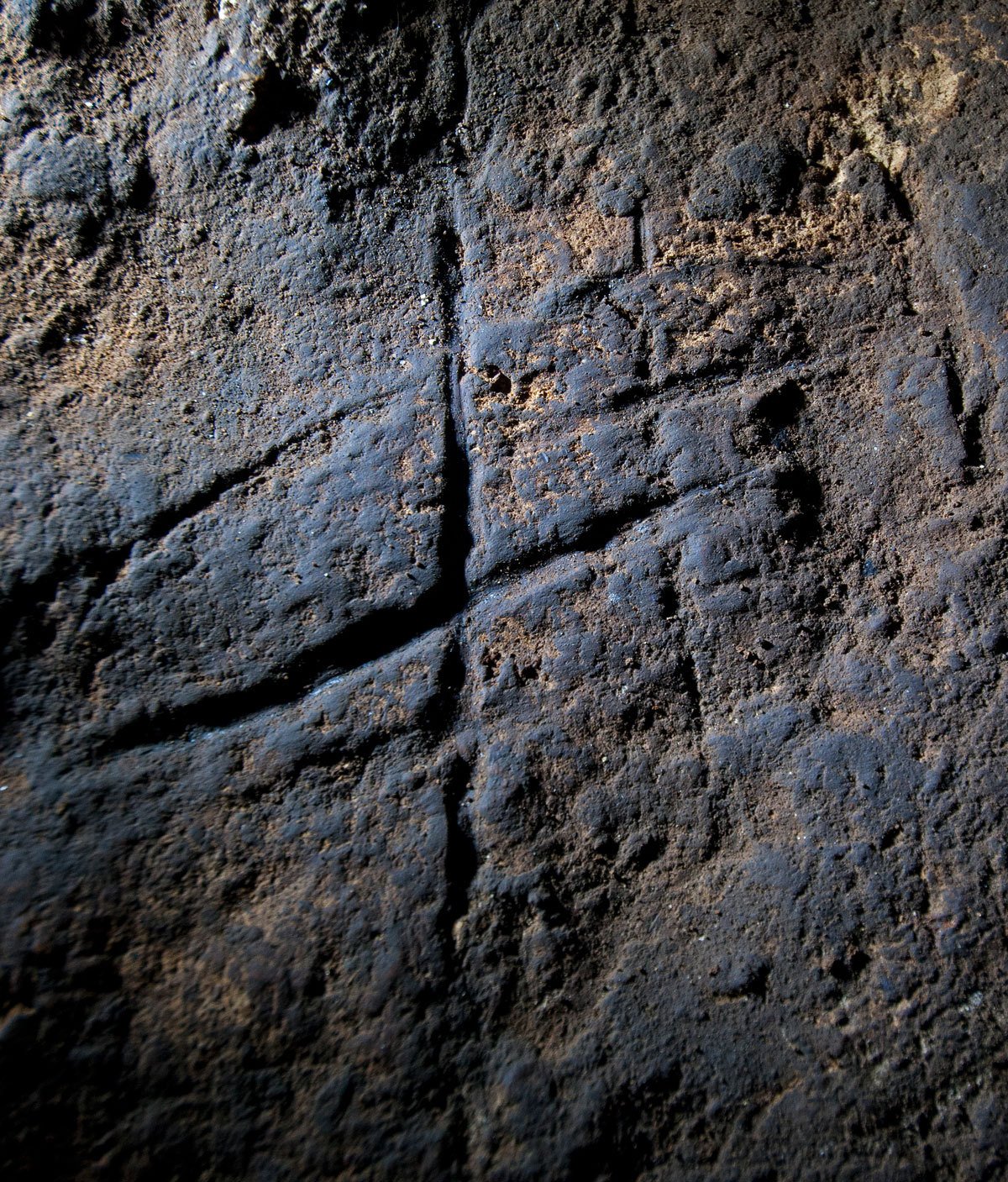 Kreuzförmige Felsgravuren von Neandertalern, die knapp 40.000 Jahre alt sind und jetzt in der Gorham-Höhle in Gibraltar gefunden wurden. Höhlenkunst wurde bislang nur dem frühen modernen Menschen (Homo sapiens) zugesprochen. Die Wissenschaftler um Ruth Blasco und Clive Finlayson vom Gibraltar-Museum schließen aus, dass die Vertiefungen versehentlich entstanden seien.