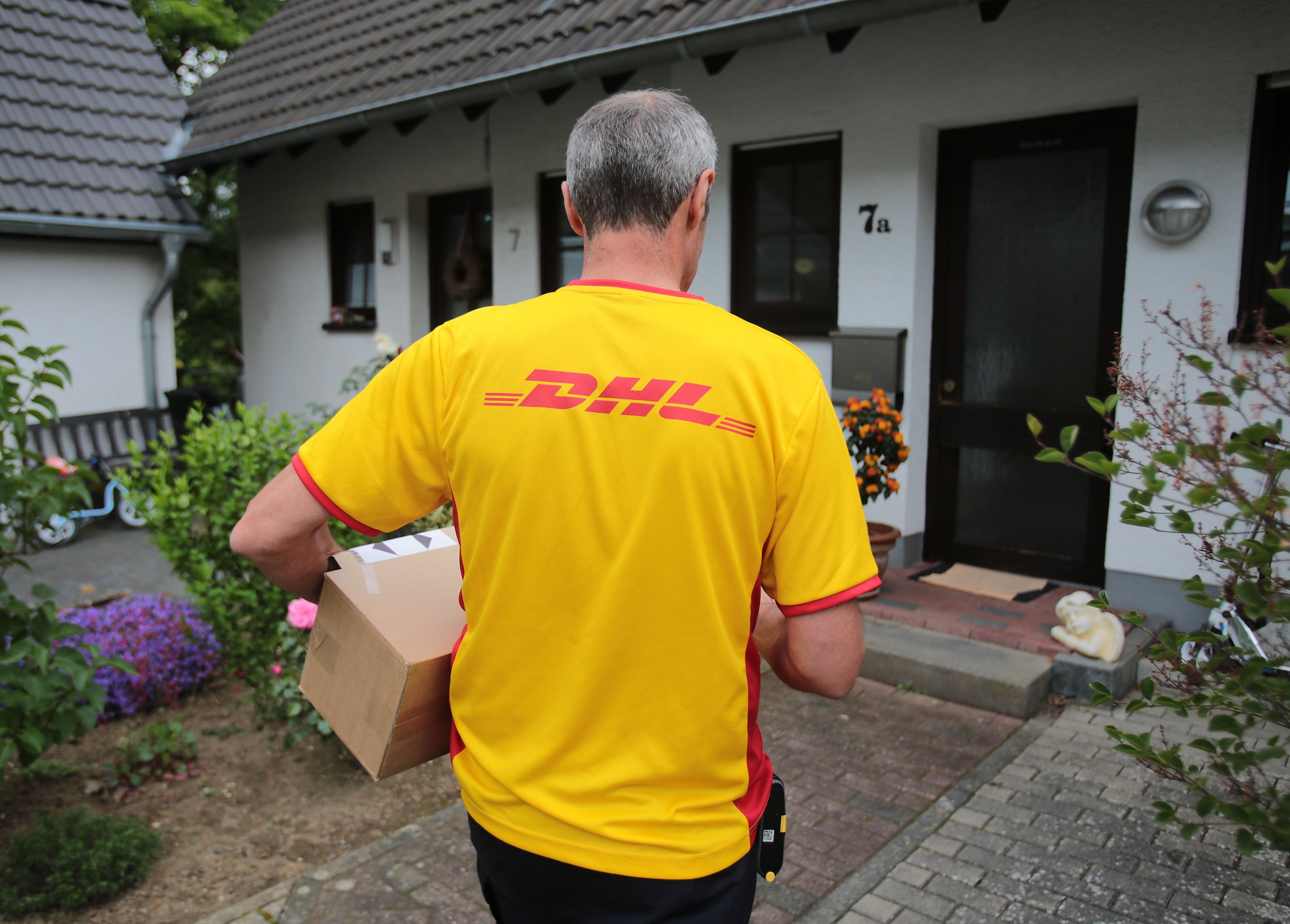 DHL-Paketzusteller: In Köln und Düsseldorf bringen Mitarbeiter der Posttochter in den nächsten Wochen im Rahmen eines Pilotprojekts auch online bestellte Menüs     an die Haustür.