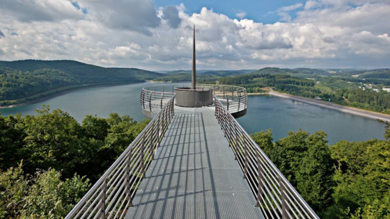 Der Skywalk Biggeblick: In 90 Metern Höhe bietet sich Besuchern ein spektakulärer Ausblick über den Biggesee. 