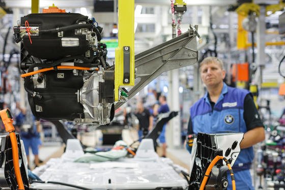 BMW-Produktion des Elektroautos i3 in Leipzig: Die Autoindustrie ist nach einer aktuellen Studie schon am weitesten auf dem Weg zur vernetzten Produktion, kurz Industrie 4.0. Selbststeuernde Produktionsanlagen kommen fast schon in jedem fünften Betrieb zum Einsatz. Skeptisch steht die Branche jedoch dem Cloud Computing. gegenüber. 