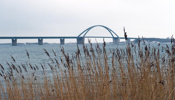 Die Fehmarnsundbrücke vor der Insel Fehmarn in Schleswig-Holstein ist sanierungsbedürftig. Spätestens im Jahr 2022, wenn der Fehmarnbelt-Tunnel fertig ist, wird sie dem wachsenden Verkehr nicht mehr standhalten können. 