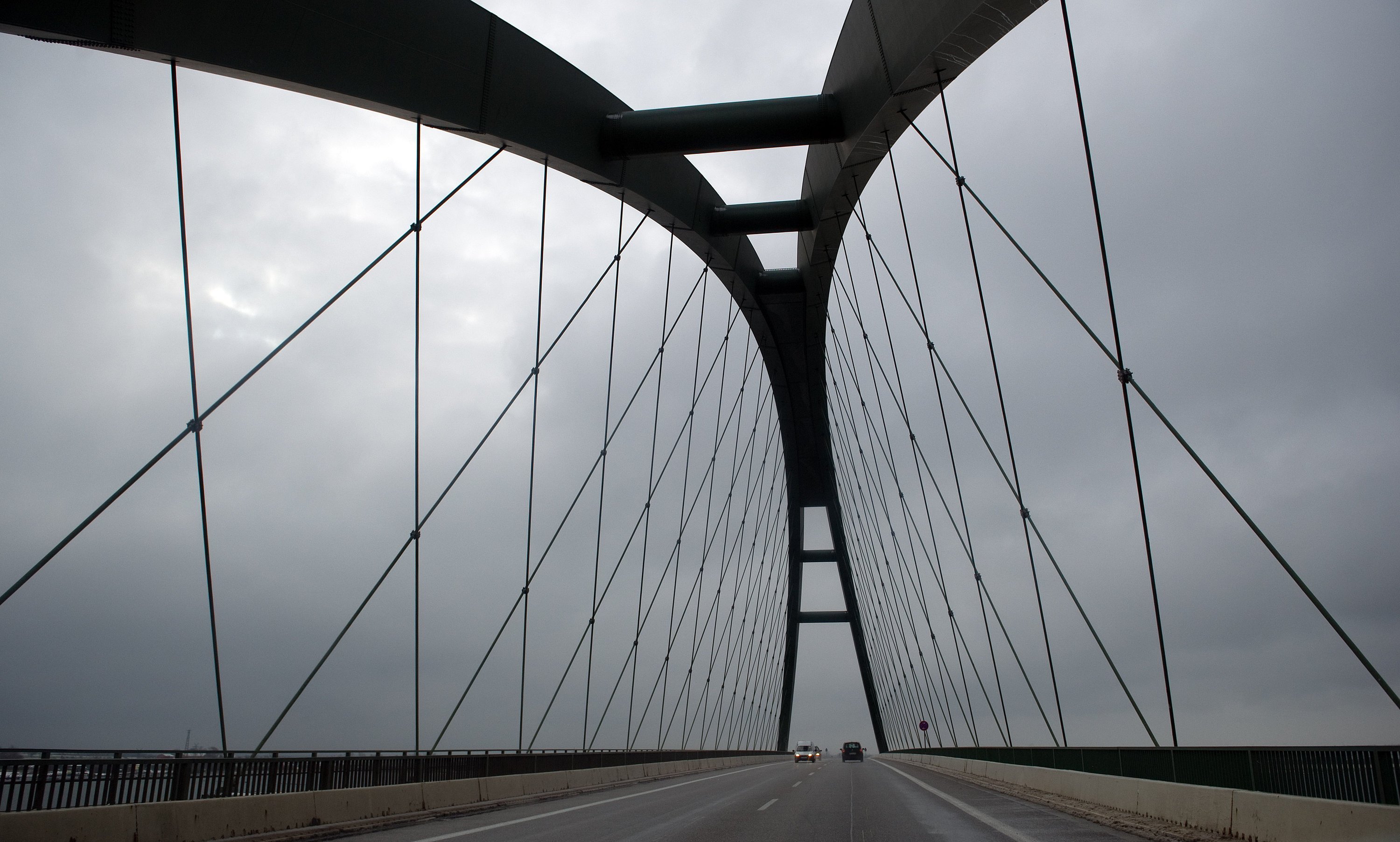 Derzeit rollen täglich 5300 Fahrzeuge über die sanierungsbedürftige Fehmarnsundbrücke. Für die Verbindung Nordeuropas mit dem europäischen Festland ist sie unverzichtbar. 