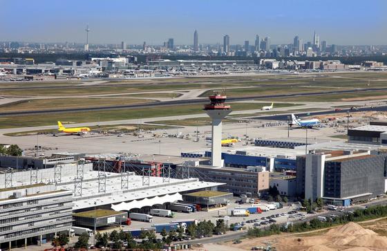 Blick über den Frankfurter Flughafen auf die Frankfurter Skyline: Täglich zählt Frankfurt fast 1400 Maschinen, die teilweise nur mit geringer Höhe über Wohngebiete fliegen.