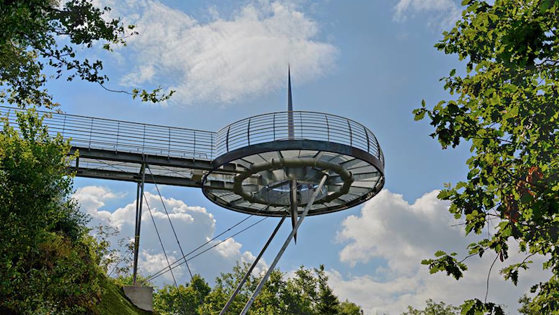 Insgesamt elf Tonnen Stahl, dreieinhalb Tonnen Betonstahl und siebzig Kubikmeter Beton sind für den Skywalk verbaut worden. 280 Meter Schweißnaht halten die Aussichtsplattform zusammen. 