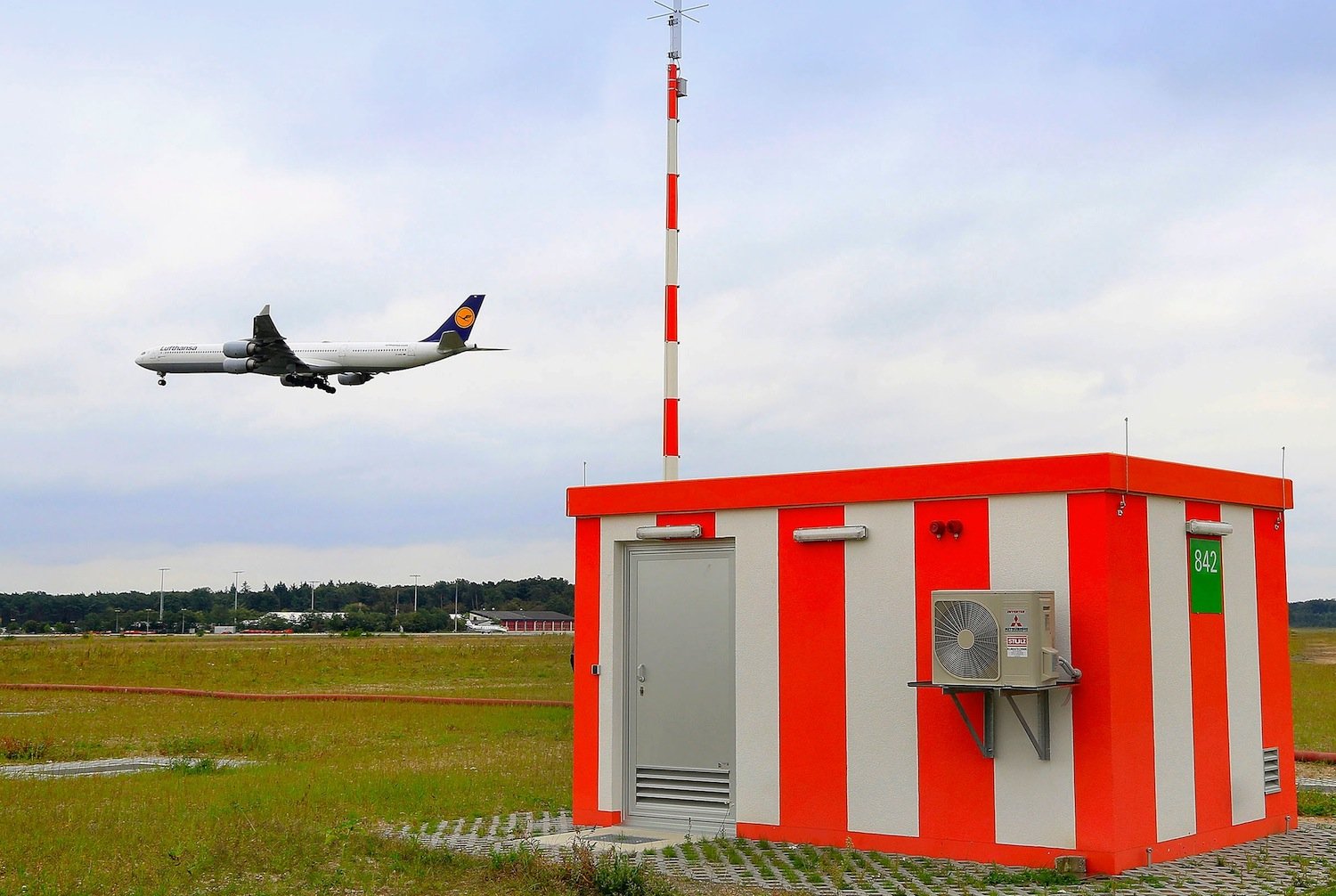 GBAS-Station auf dem Vorfeld des Frankfurter Flughafens: Die besseren Positionsdaten erlauben ein steileres Anfliegen des Frankfurter Flughafens.