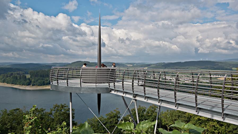 Besucher auf dem Skywalk in Attendorn. Die Attraktion kostet keinen Eintritt und hat sich für die Region als Touristenmagnet entpuppt.  