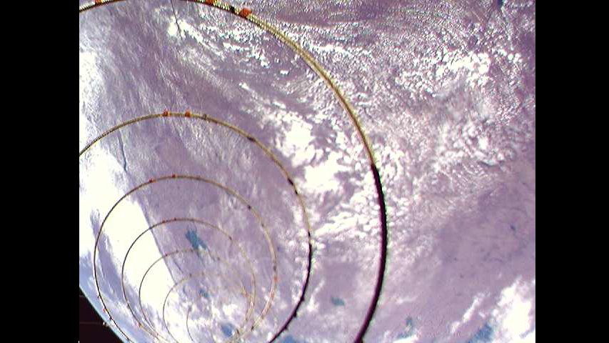Die Kamera an Bord des Satelliten AISat hat das erste Bild der entfalteten vier Meter langen Helix-Antenne aufgenommen. Mit ihr sollen die Signale der Schiffe präziser als mit herkömmlichen Antennen erfasst werden. 