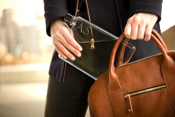 Eckige Memobottle für die Handtasche: Die neue Flasche ist flach uns soll deshalb besser in Hand- und Laptop-Tasche passen.