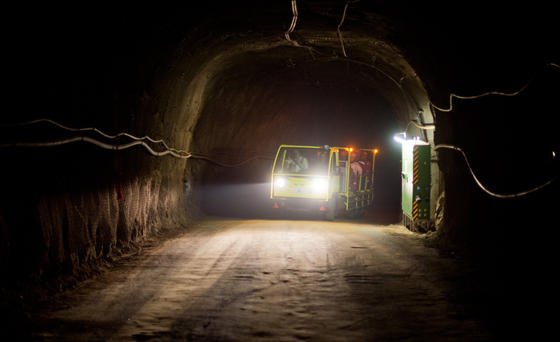 Der Ausbau des früheren Erzbergwerkes Schacht Konrad zu einem Endlager für Atomabfälle verzögert sich. Der Beton den beiden jeweils über einen Kilometer langen Röhren, die in die Tiefe führen, ist nicht mehr stabil genug und muss saniert werden.