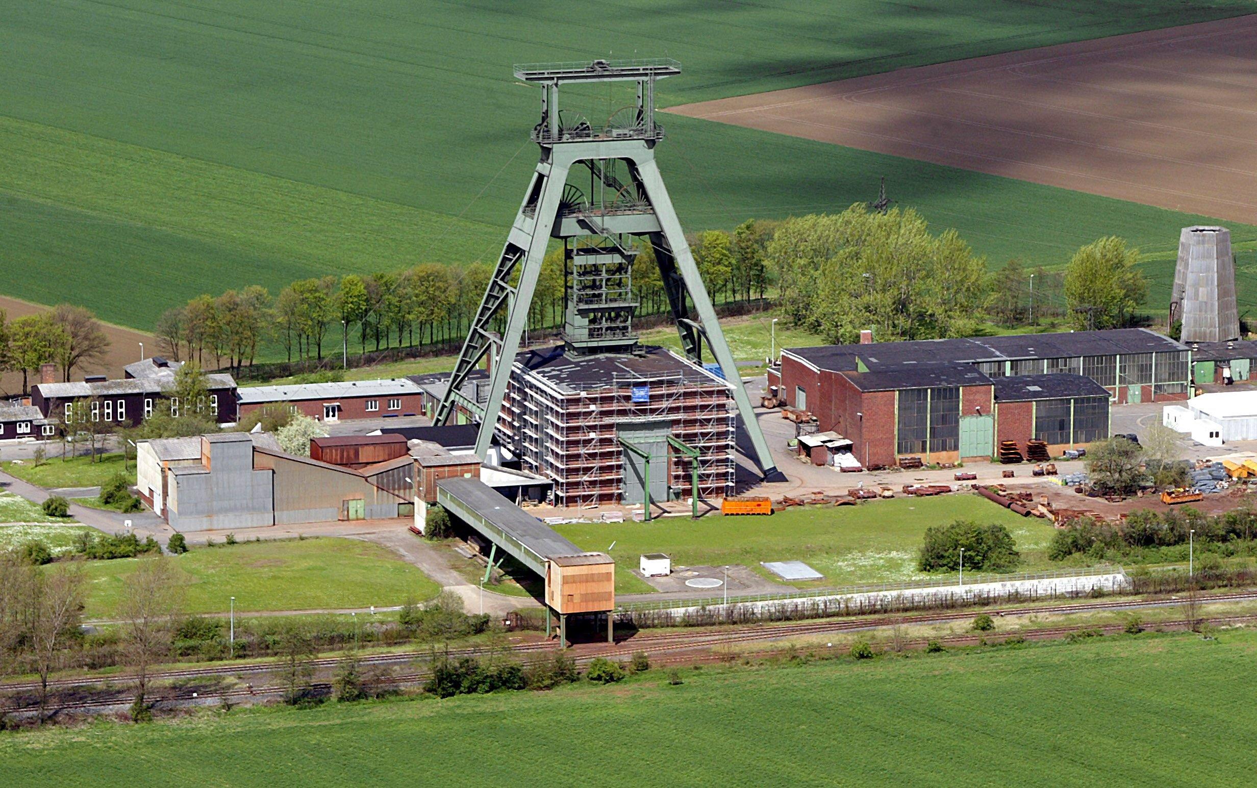 Luftbild des Förderturms des ehemaligen Eisenerzbergwerks Schacht Konrad in Salzgitter: Das zentrale Endlager für schwach- und mittelradioaktiven Abfall soll 2022 und damit drei Jahre später als geplant fertig werden.