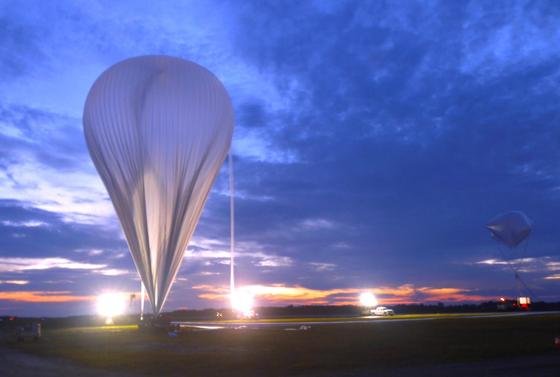 Der Forschungsballon beim Start in Ontario/Kanada: Der Ballon, ausgestattet mit deutscher Messtechnik, kann bis in 40 Kilometer Höhe aufsteigen. Dort soll er die Konzentration von klimaschädlichem Brom messen.