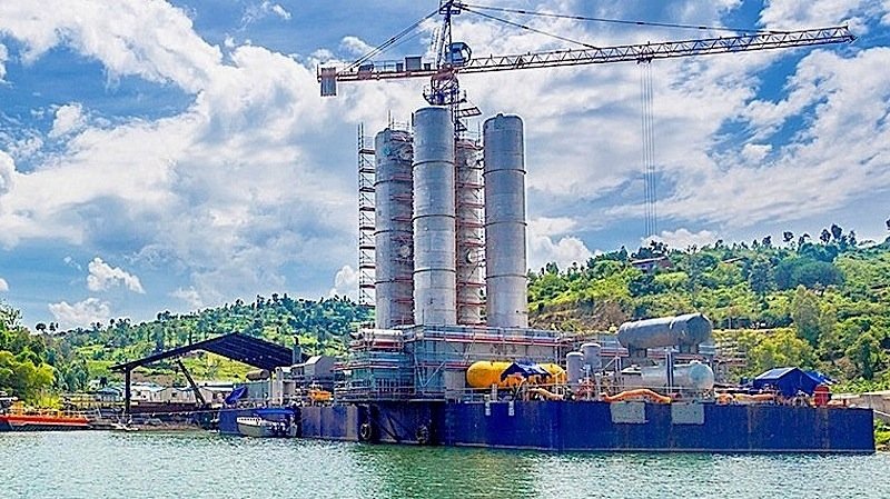 Noch liegt die 50 Mal 30 Meter große Anlage Kivuwatt am Ufer. Im September geht sie in Betrieb – mitten auf dem 2600 Quadratmeter großen Kivusee in Ruanda.