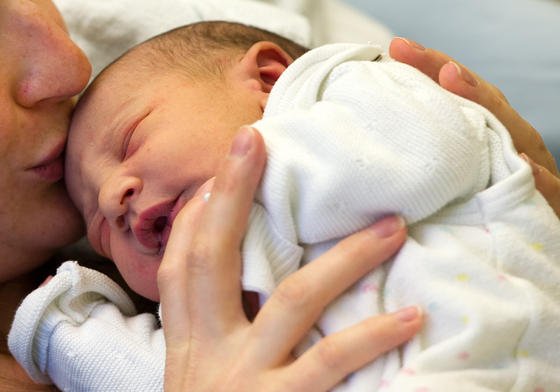 Neugeborene, die die ersten drei Monate ein Tierfell im Bettchen haben, erkranken später seltener an Asthma.