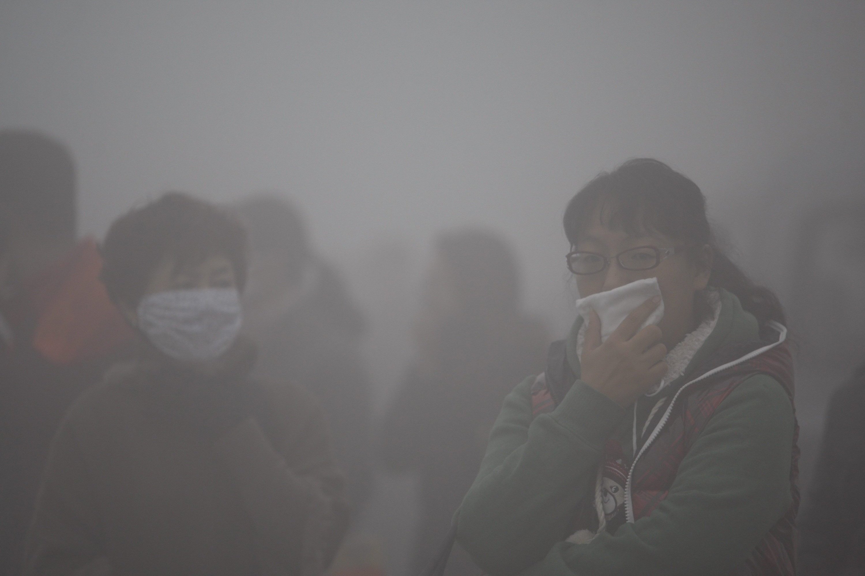 In China ein gewohntes Bild: Bürger laufen mit Atemschutzmasken durch die Städte. Eine bessere Luftqualität erhofft sich die Regierung, wenn die Reedereien in der Binnenschifffahrt auf Erdgas umsteigen. 