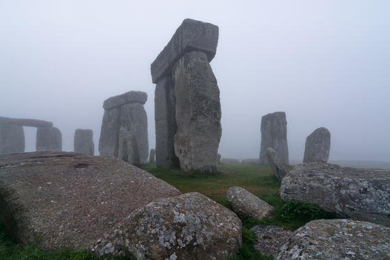 Stonehenge ist ein über 3800 Jahre altes Bauwerk aus der Jungsteinzeit – über die Funktion rätseln Forscher seit Generationen. Die neue Umgebungskarte zeigt 17 weitere bislang unbekannte Holz- und Steinstrukturen.