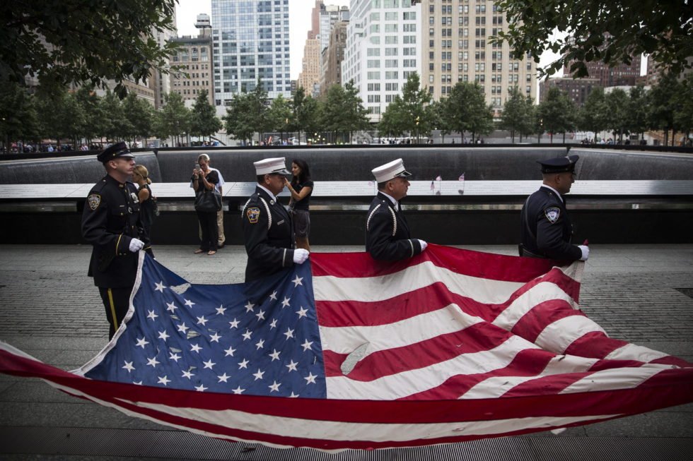 Gedenken an die Opfer des Terroranschlages vom 11. September 2001 in New York: Mitglieder der New Yorker Polizei und der Feuerwehr tragen am heutigen 11. September 2014 eine US-Fahne zu Ground Zero, um den mehr als 3000 Todesopfern des Anschlages zu gedenken.