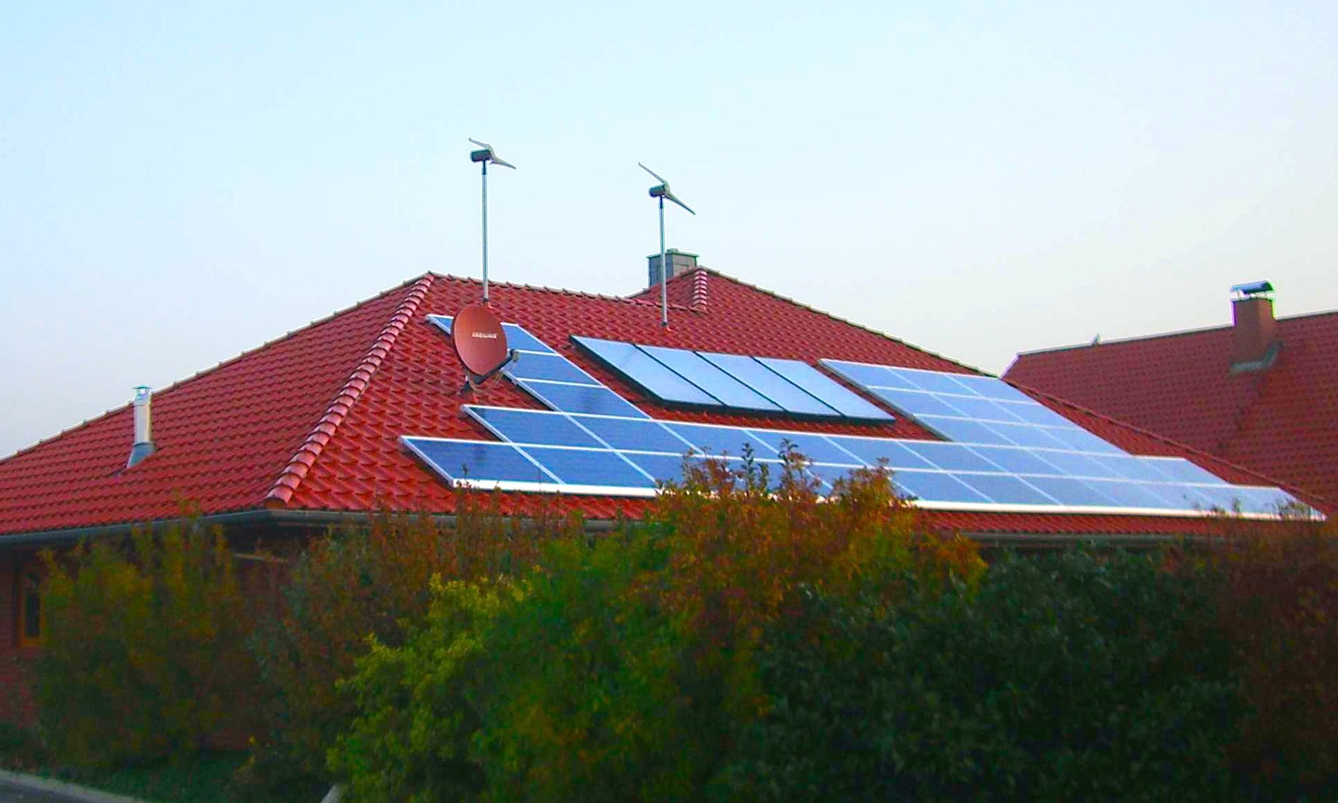 Windräder für das Hausdach ergänzen sich ideal mit einer Solaranlage, weil der Windstrom im gleichen Akku gespeichert werden kann. Zudem liefert das Windrad Strom bei Bewölkung und schlechtem Wetter, wenn die Solaranlage praktisch ausfällt.