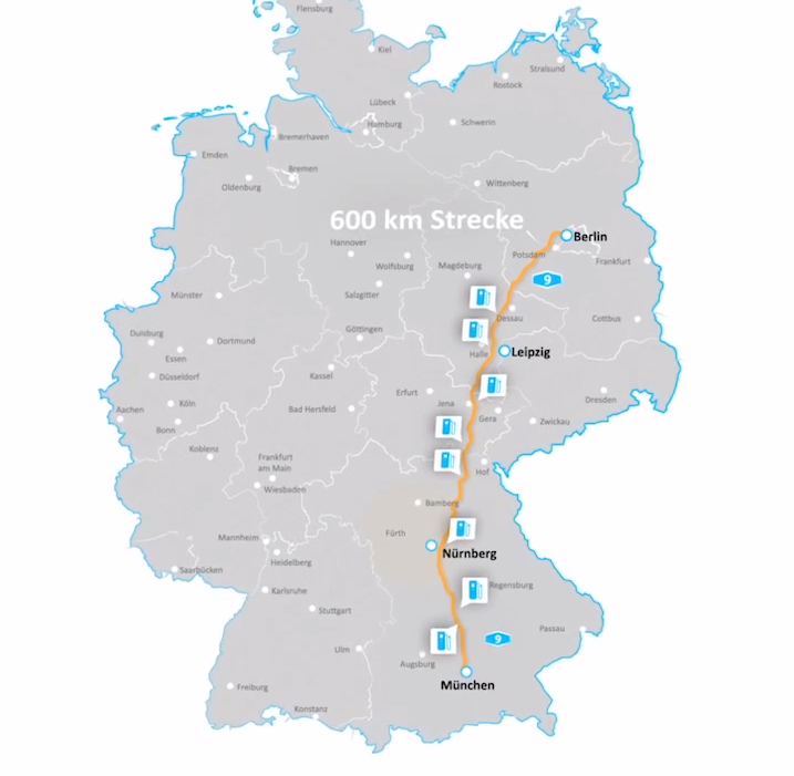 Die acht neuen Schnellladestationen entlang der A9 verteilen sich auf 430 Kilometern zwischen München und Leipzig. Eine Verlängerung bis Berlin ist geplant.